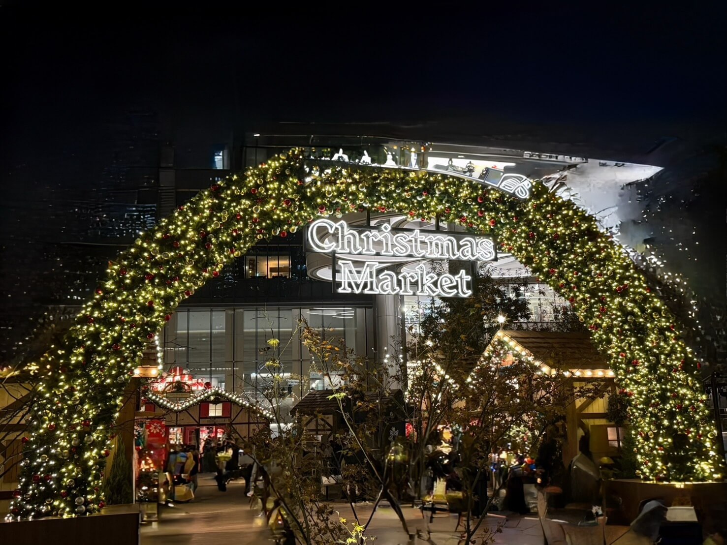 夜のクリスマスマーケットの様子