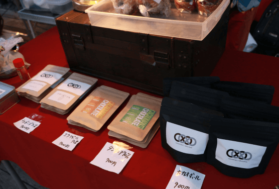 机に並んだチョコレートの袋