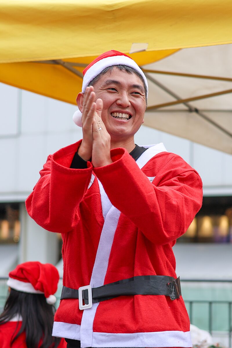 サンタ衣装で笑顔の白井宏忠のプロフィール写真